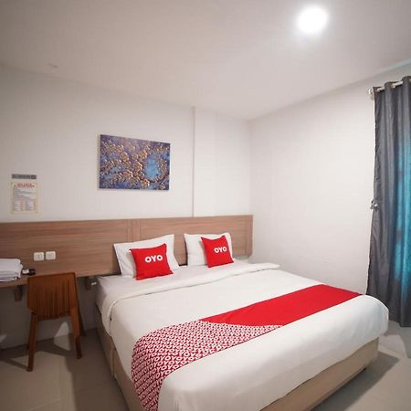 Oyo 90830 Multatuli Guest House Медан Екстериор снимка