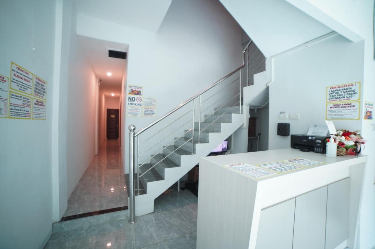 Oyo 90830 Multatuli Guest House Медан Екстериор снимка