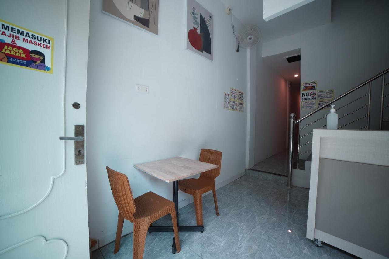 Oyo 90830 Multatuli Guest House Медан Екстериор снимка
